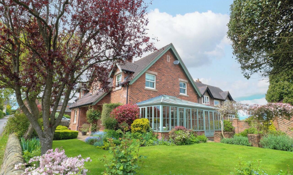 Alton House | THE GARDEN HOUSE, family friendly, character holiday cottage in Alton