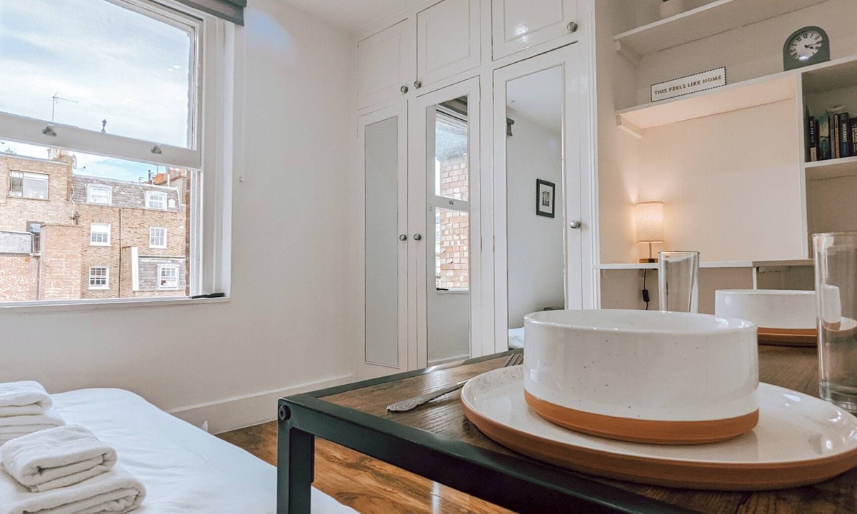 Lancaster Gate Apartment | The Gloucester Studio near Paddington Station