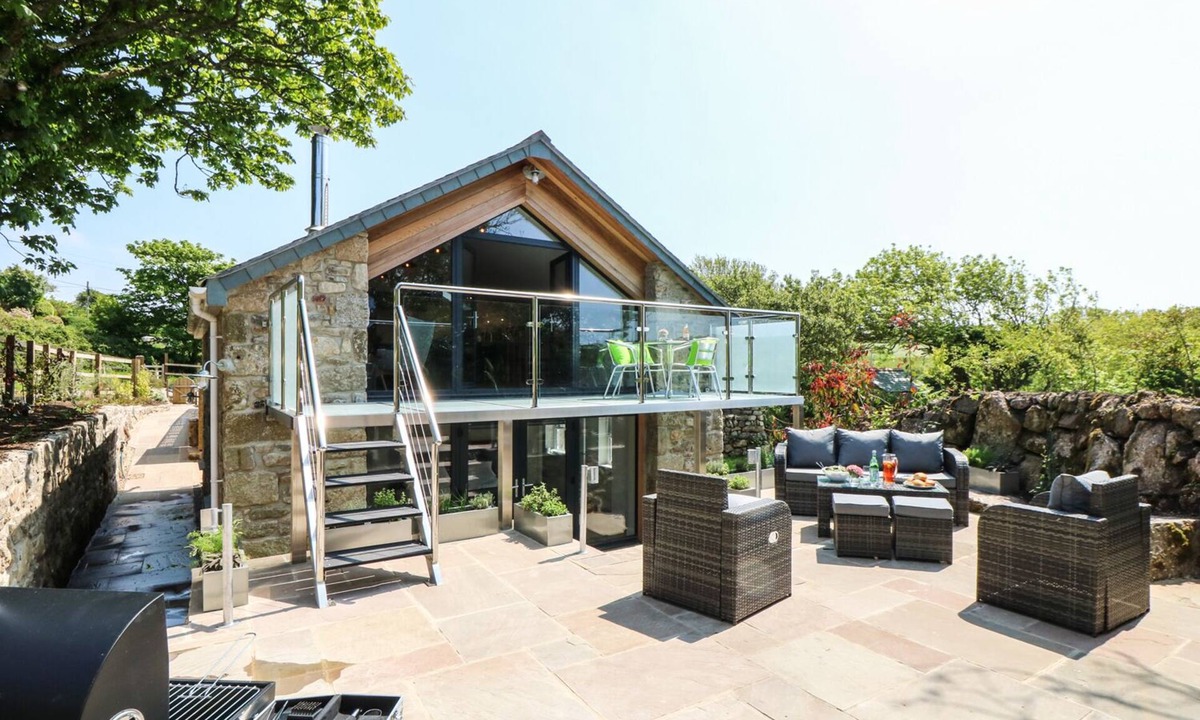 Penzance Cottage | THE HAYLOFT, ST JUST, pet friendly, luxury holiday cottage in St Just