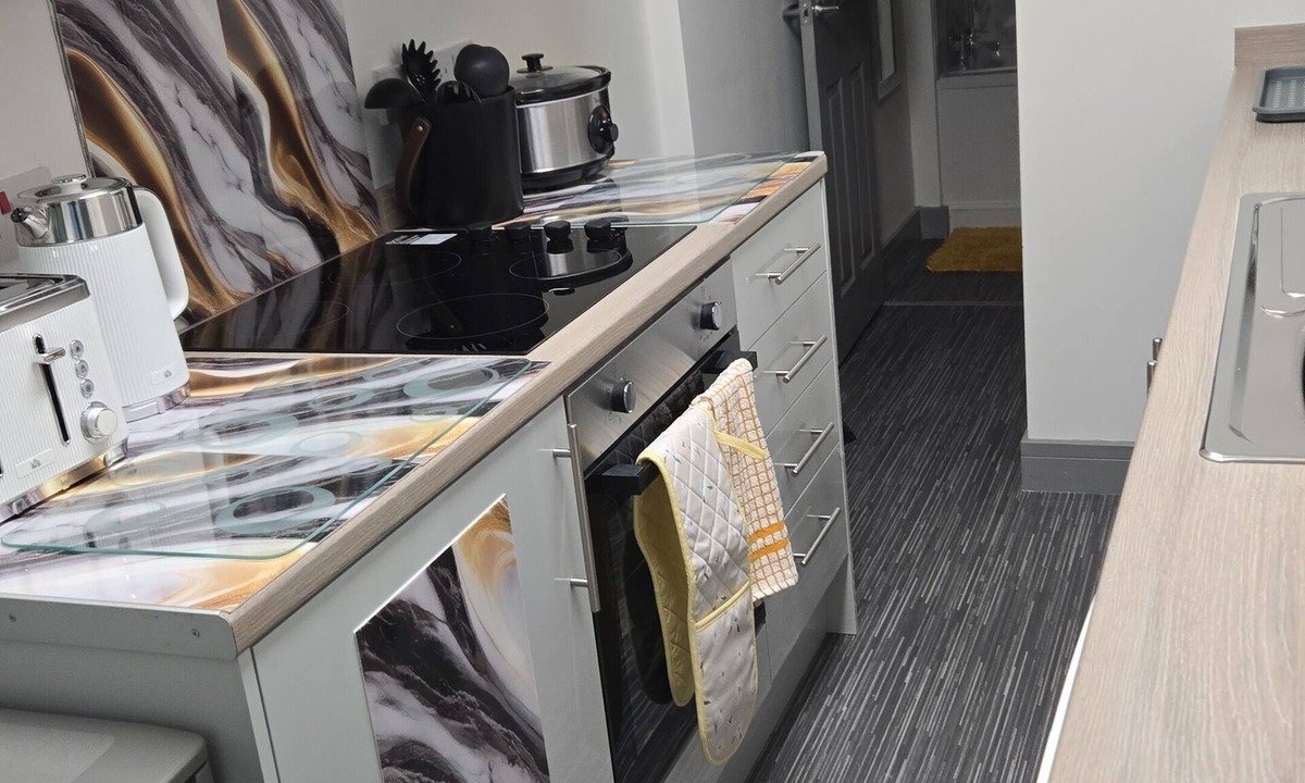 Stoke-on-Trent House | the house is suitable for contractors,family and a group