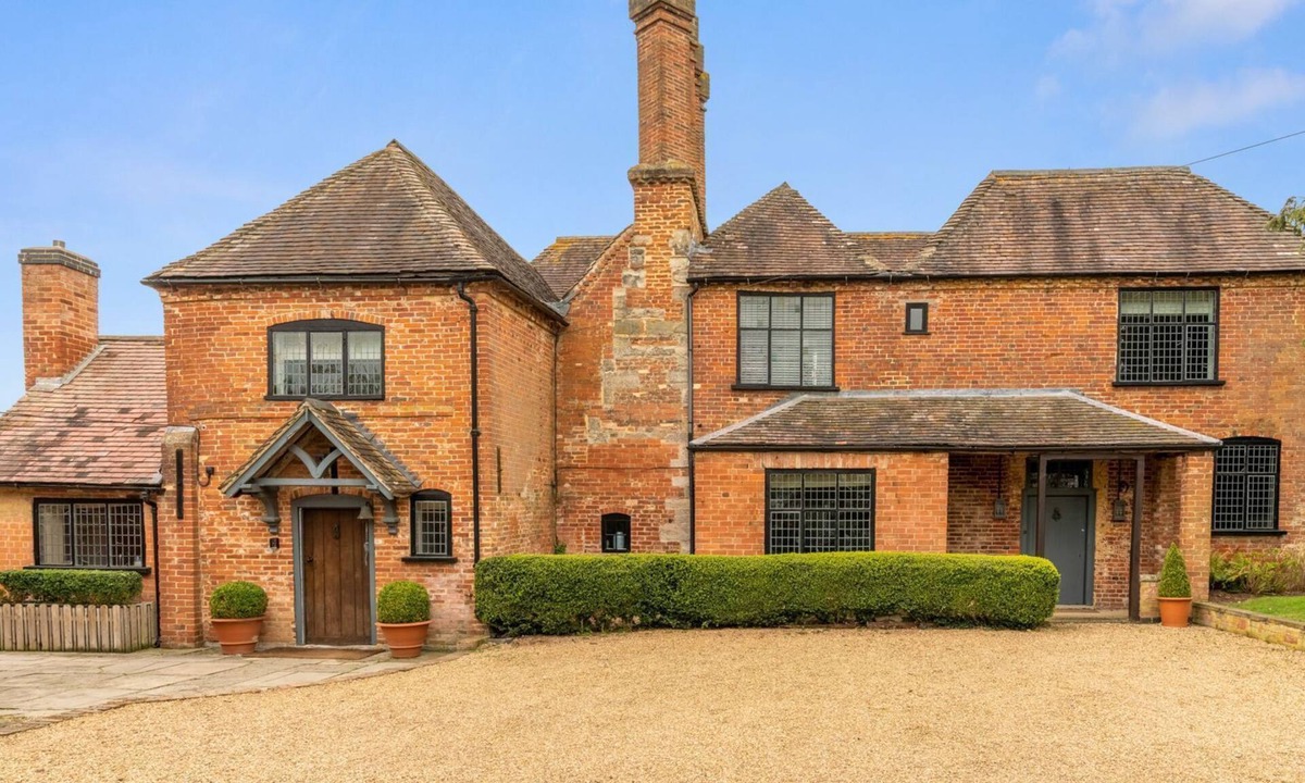 Alcester House | The Hunting Lodge at Ragley Estate - sleeps 16 guests in 7 bedrooms