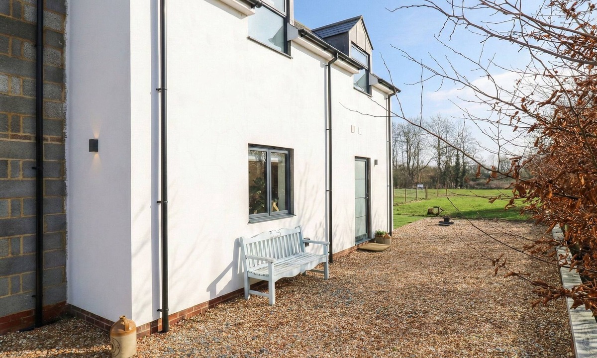 Bedford Cottage | THE KILN, pet friendly, with a garden in Colmworth