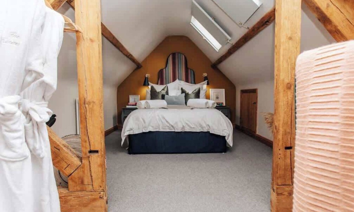 Elkstone House | The Little House, Luxury Cotswolds Stunning Views