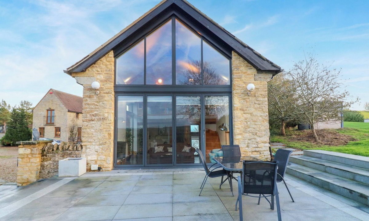 Odell Cottage | THE LODGE @ LODGE FARM, pet friendly, with pool in Harrold