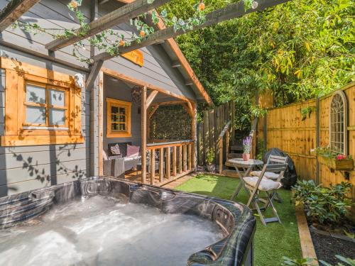 Bisterne House | The Lodge - Uk50409