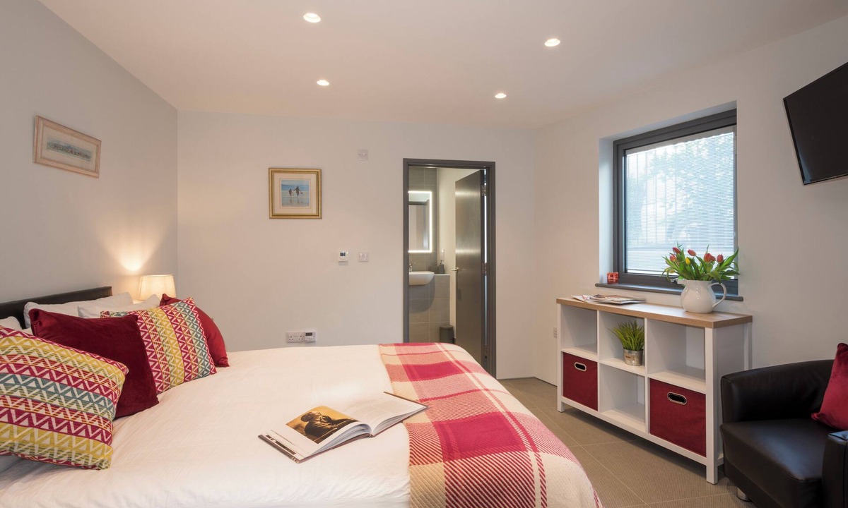 Plymouth Apartment | The Mount, 2 ensuite double rooms by The Royal William Yard