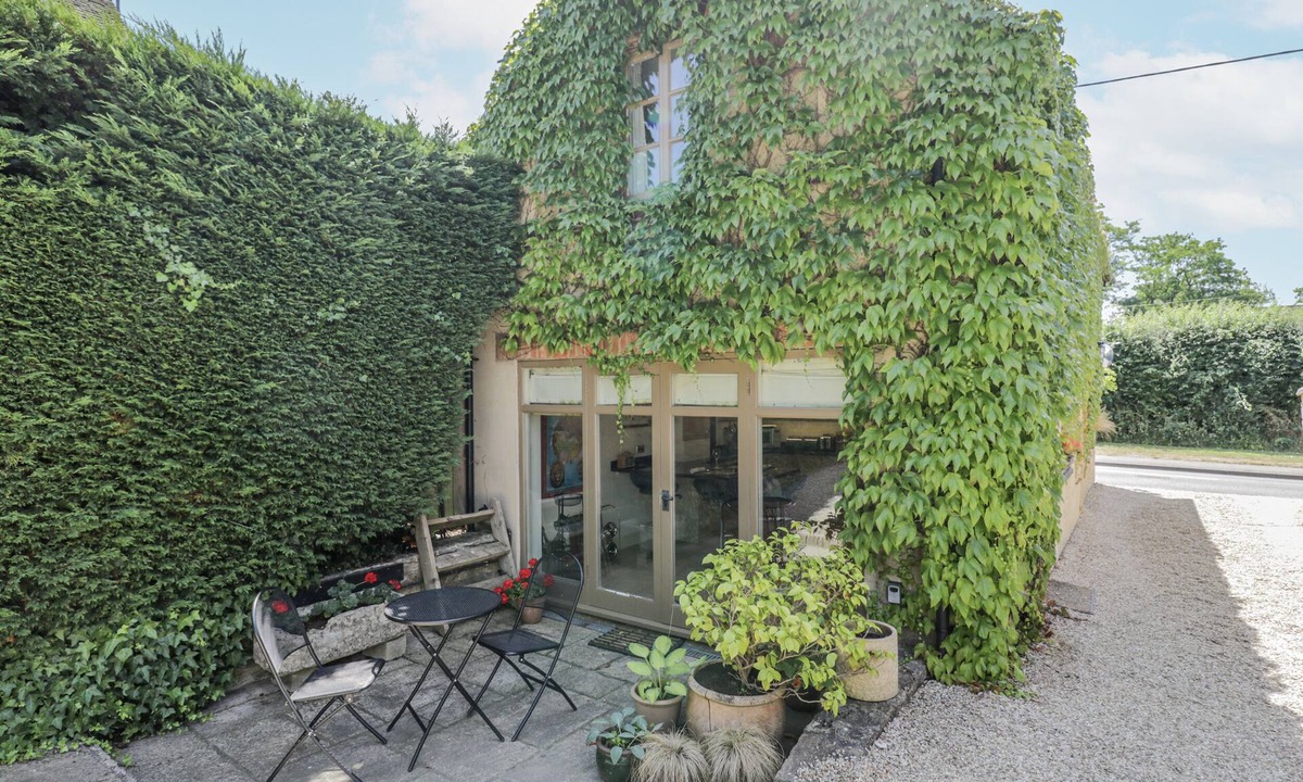 Bledington Cottage | THE OLD READING ROOM, romantic, with open fire in Bledington