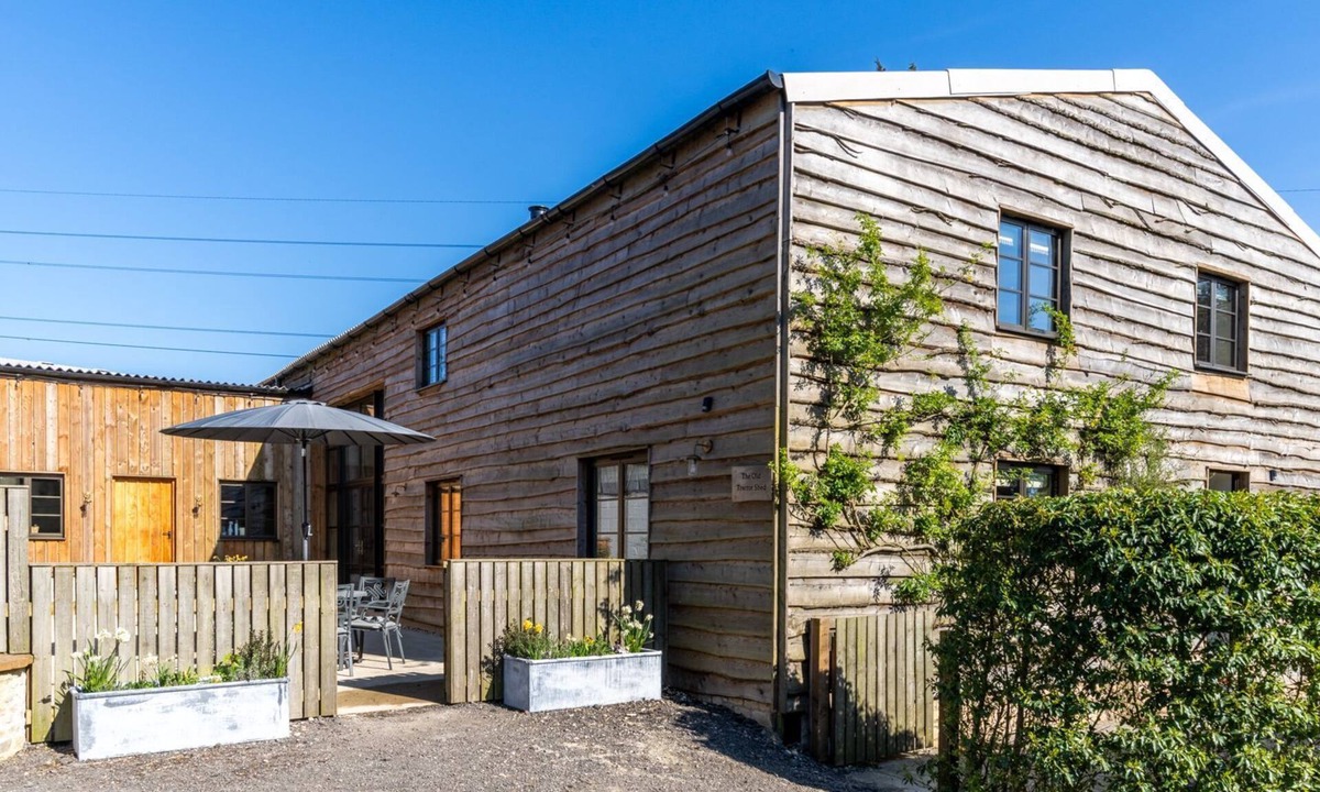 Cheltenham Cottage | The Old Tractor Shed, Cheltenham - sleeps 12 guests in 5 bedrooms