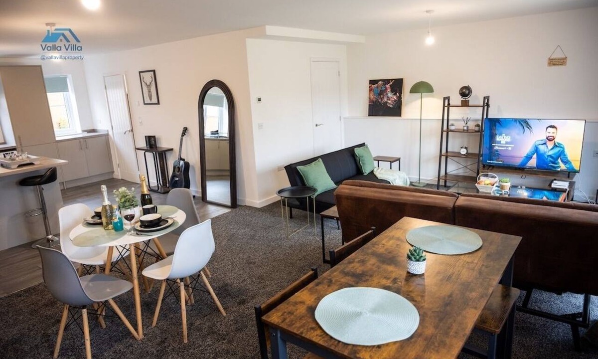 Northampton House | The Pines Villa 2 | Spacious 3BR | Cinema, Games & EV | Parking | Sleeps 10+