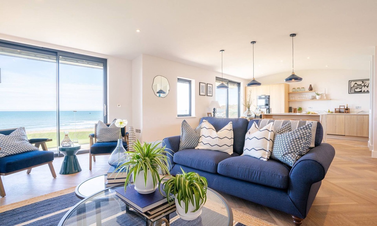 Widemouth Bay House | The Watchtower is a sumptous, light-filled end of terrace retreat directly on the Widemouth Bay shor