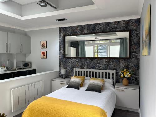 London Borough of Bromley House | The Welcome Haven - Cozy Studio with Patio & Free Parking