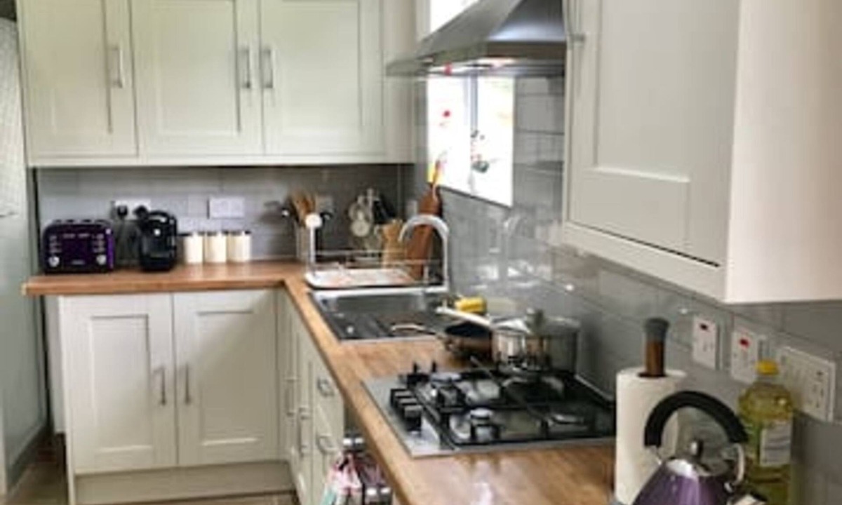 Headington House | The Woodfarm Lodge - 3 Bedroom House with parking