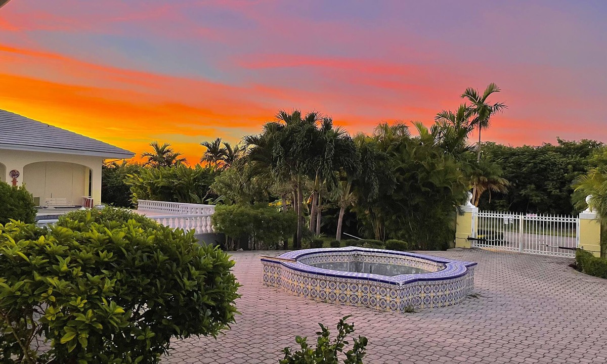 Bahamas Terrace House | The Xanadu Tradewinds, Home Away to Paradise 8000 sq ft of privacy and a Pool.