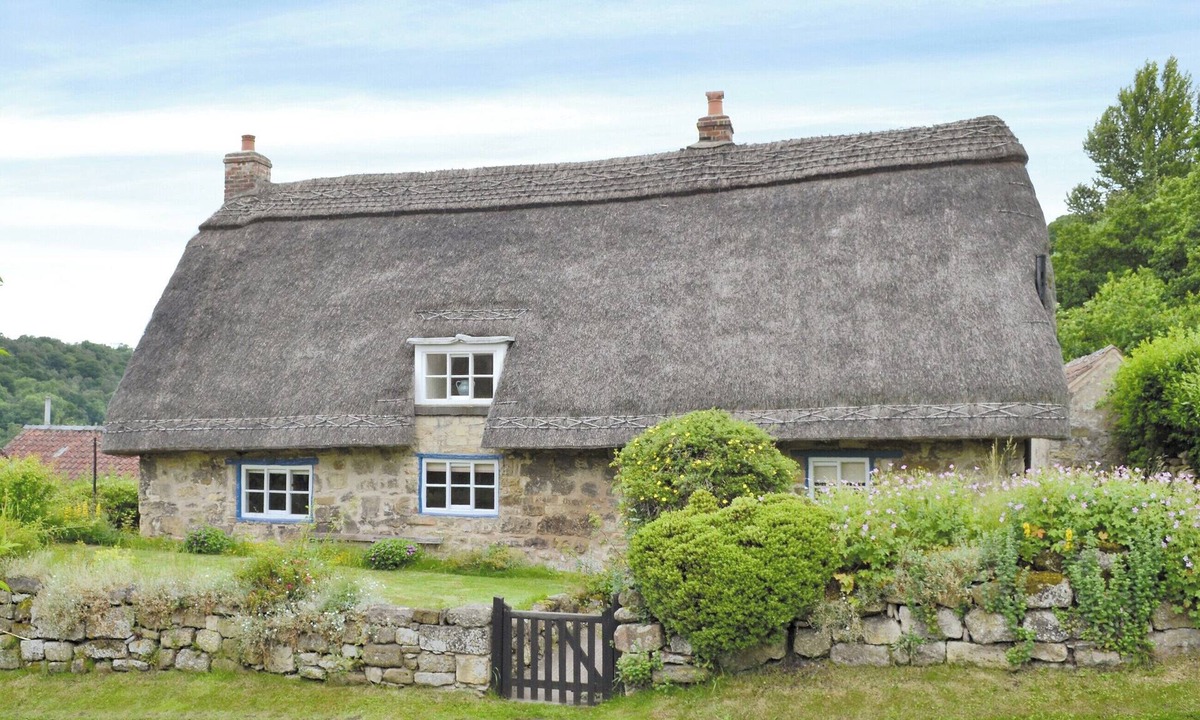 Scawton Cottage | This beautiful 17th century detached thatched cottage overlooks Rievalux Abbey.