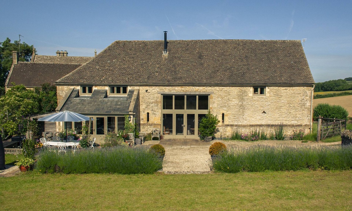 Andoversford Cottage | Tom's Barn - sleeps 10 guests in 5 bedrooms