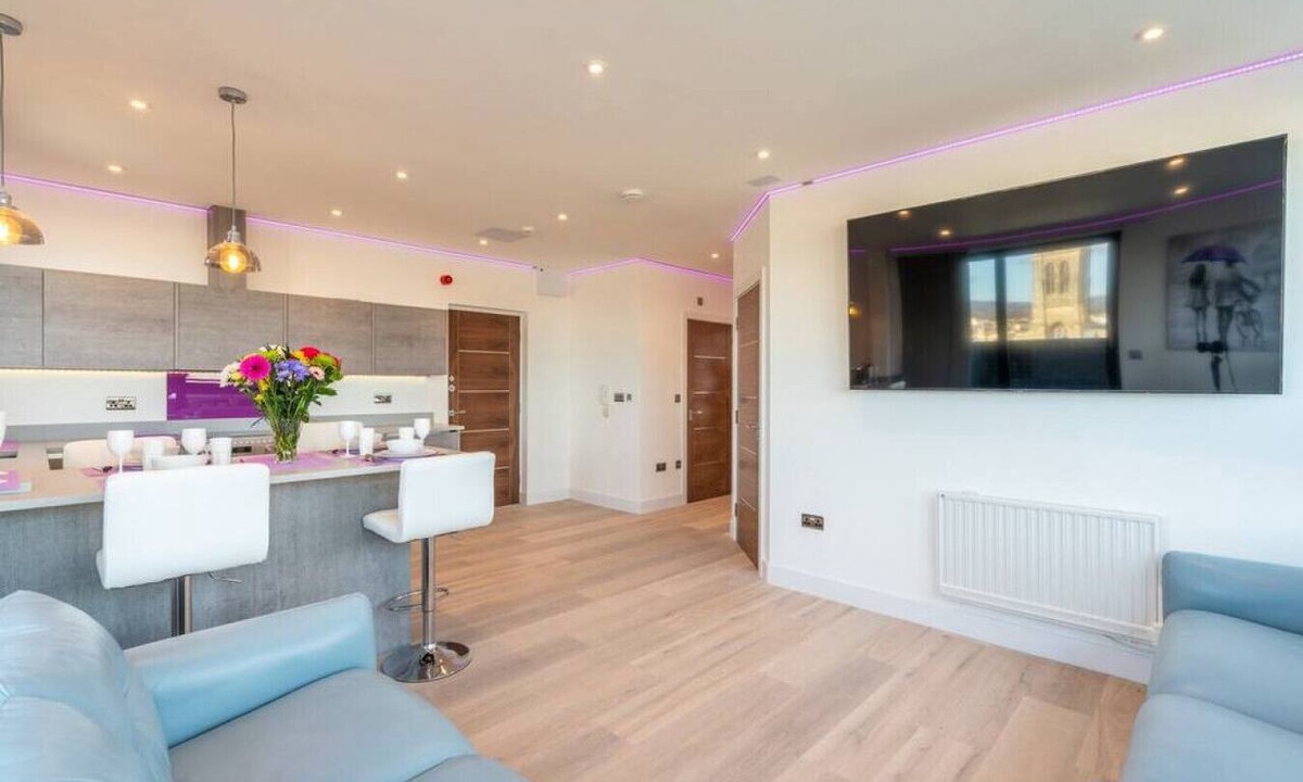 Cheltenham Condo | Town Centre Penthouse with Hot Tub 22