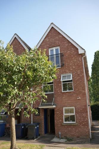 Eaton Socon House | Town Centre spacious 4 bed town house