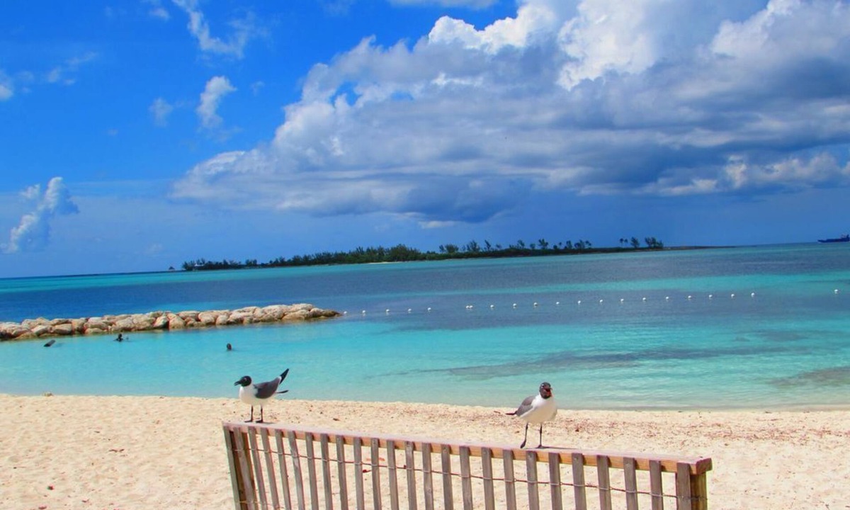 Nassau House | Tre'Tel Home Away #2, Centrally located, 5-minute Walk To The Beach 1600 sq. ft.