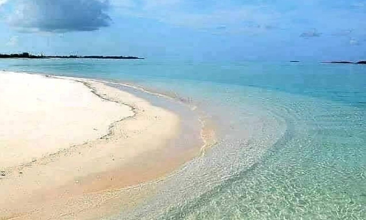 Treasure Cay House | Treasure Cay Getaway with BOAT DOCK! 4 bedroom, pool, & bbq Cabana