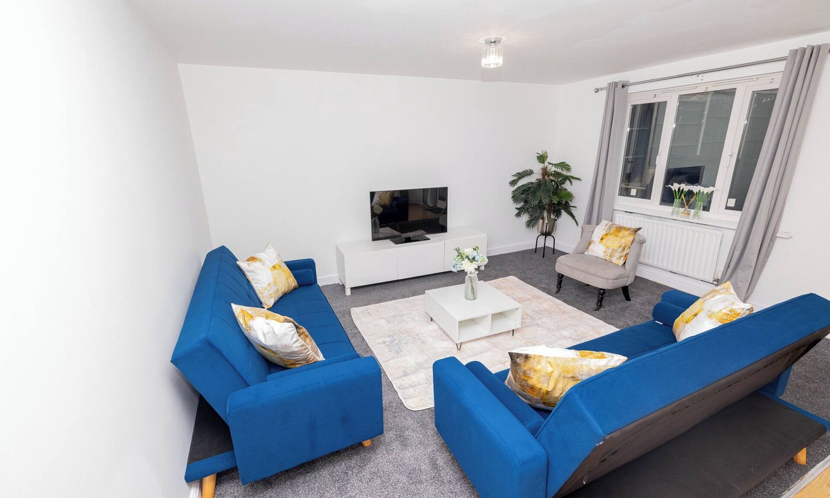 Corby House | Tremendous 5-bedroom house in charming Corby for your getaway