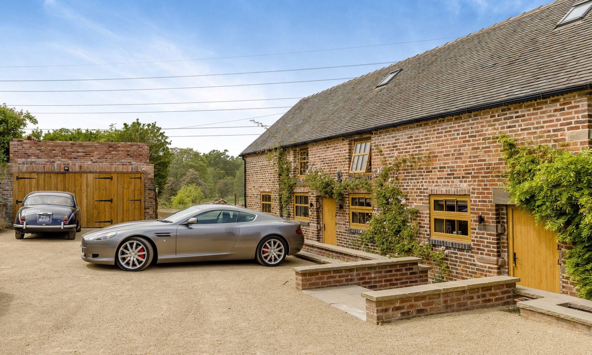 Burslem House | Trent Barn - Eight Bedroom House, Sleeps 16