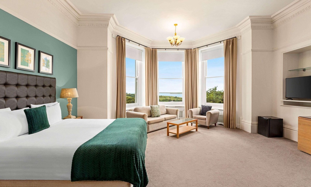 Par Hotel | Trenython Manor