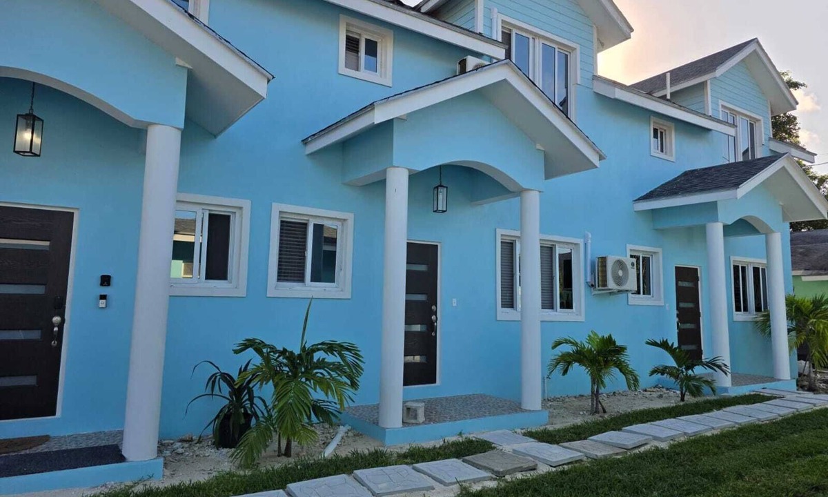 Gambier House | Tropical Oasis 2BR Townhouse Unit 2 Minutes from Airport & Beach