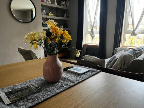 Rotherhithe Apartment | Two Bedroom Riverside Apartment in Rotherhithe Village
