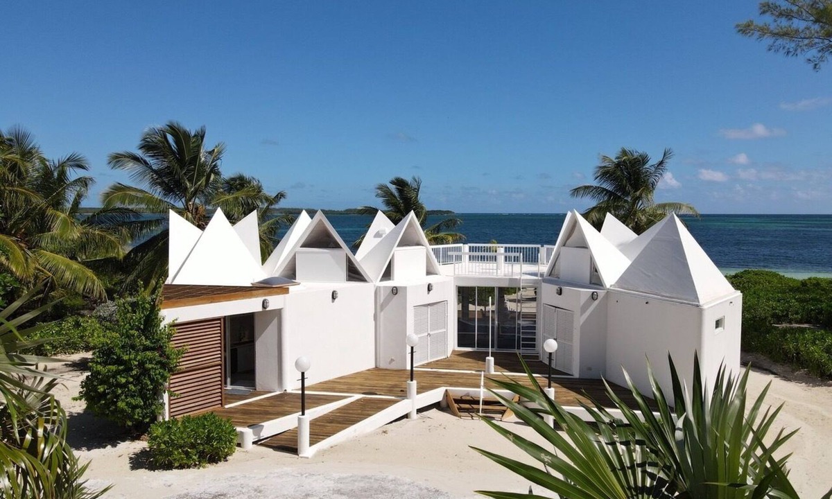 Winding Bay House | ULTRA LUX Coconut Cove-FULL SOLAR- Pool-Golf Course!3acre 300 ft PINK SAND BEACH