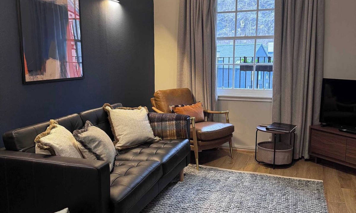 Old Town Apartment | Vibrant Apartment in Edinburgh’s Old Town