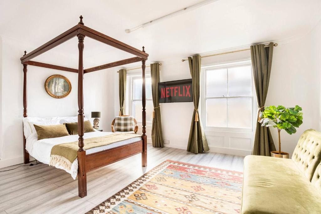 Haverstock Apartment | Victorian Style Apartment w/Four-Poster Bed in Camden Town