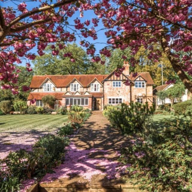 Eastcote and East Ruislip Villa | Villa sleeps 17 Historic Heritage 20mins away from Baker Street with HOT TUB Not for Event