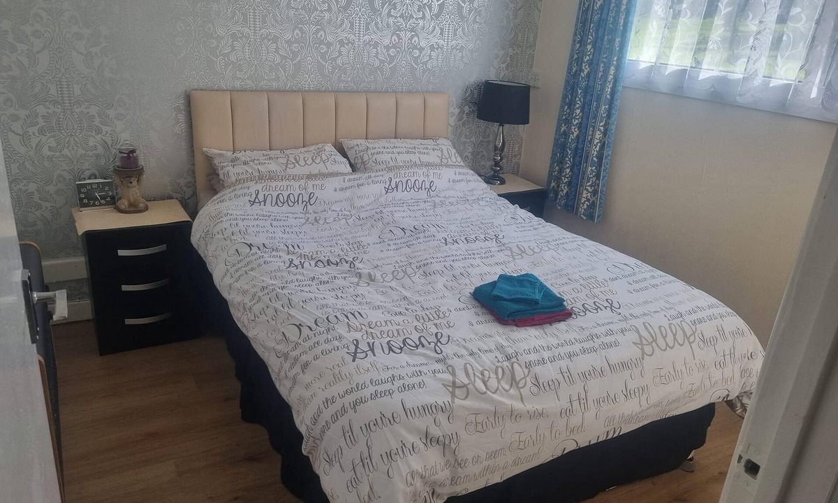 Camelford Villa | Villa Sleeps 4 with Free Parking