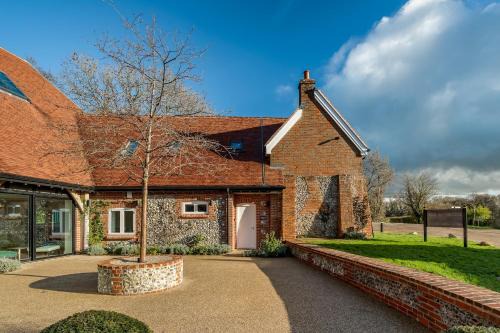 Stokenchurch House | Wallace Hill Cottage - Garsington Studios - Pass the Keys