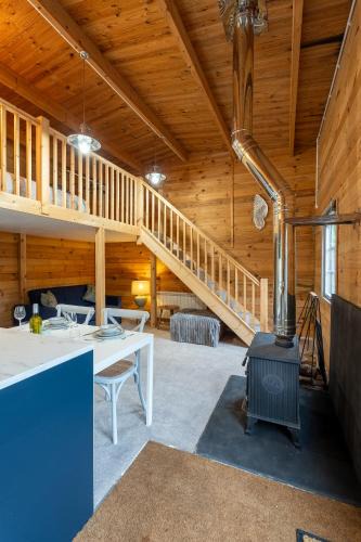 Barns Green House | Walliswood Lodge - Wood Burner, Air Con & Wi-fi, Rural Retreat