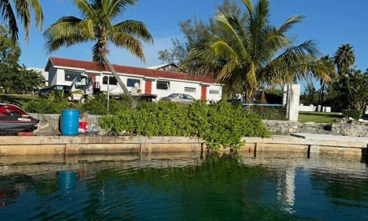 Bahamia West Cottage | Waterfront house w dock seawall, Atlantic waters. All toyes. Aport free pickup