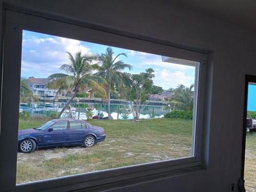 Bahamia West House | Waterfront unit with dock n 100ft seawall for boat, cristal Atlantic waters