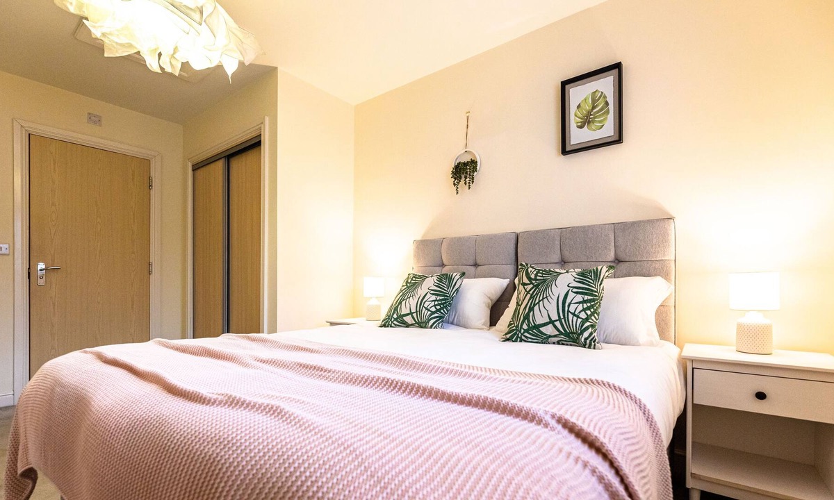 Milton Keynes House | Waterside Lodge Stunning 3 Bedroom House MK