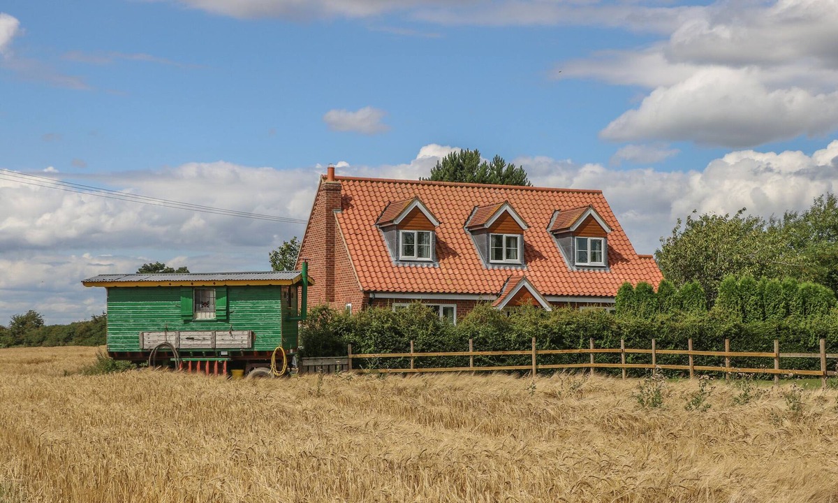 Pocklington Cottage | WAYSIDE COTTAGE, family friendly, with hot tub in Pocklington