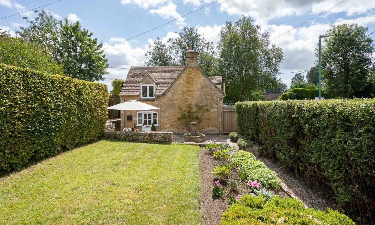 Bourton-on-the-Water Cottage | WEIR COTTAGE, family friendly, with open fire in Bourton-On-The-Water