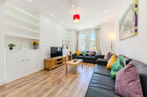 West Ealing House | West Ealing House for Large Groups By 3X Stays