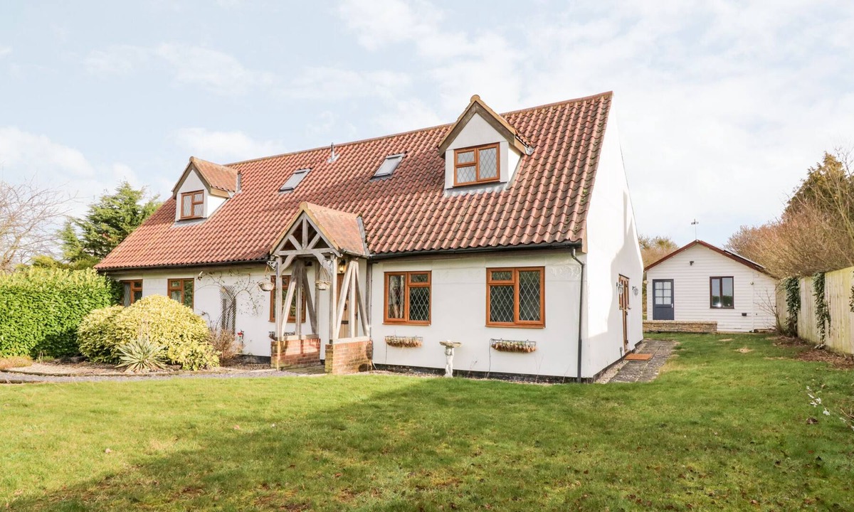 Horseheath Cottage | WEST VIEW COTTAGE, pet friendly in Linton, Cambridgeshire