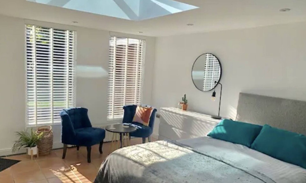 Newcastle-Under-Lyme House | WESTLANDS, 4 Double Bedrooms - Parking, WIFI, Private Garden 4 Large TV