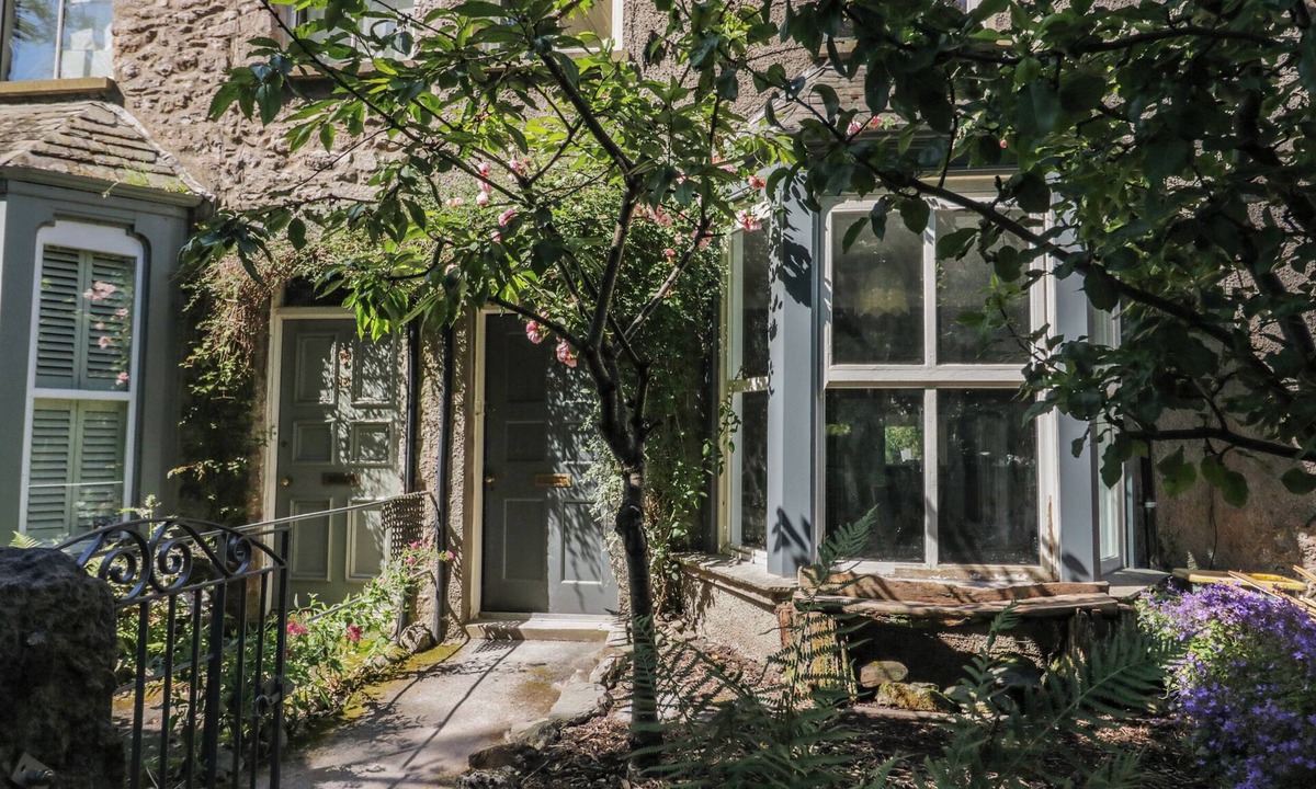Silverdale House | WILLOW COTTAGE, pet friendly, character holiday cottage in Silverdale