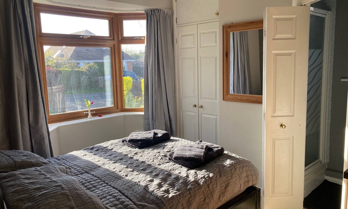 Wool Apartment | Wonderful accommodation with double bedroom en-suite shower, lounge and WiFi