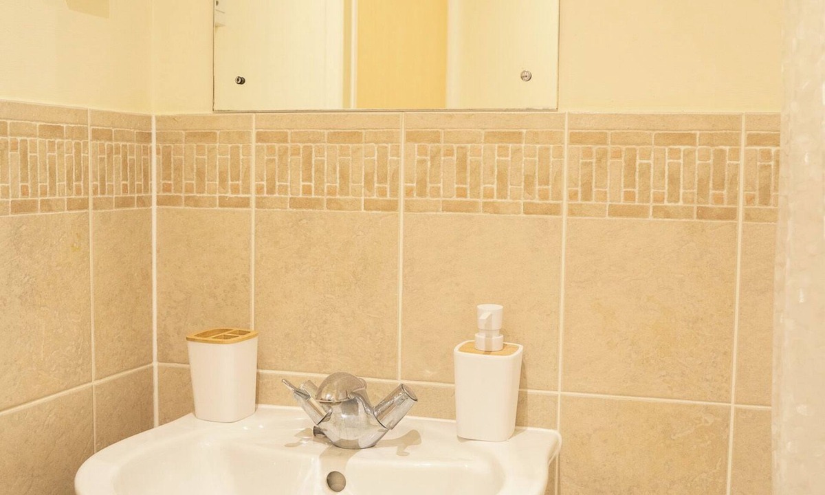 Swindon House | Yellow Haven | Spacious 3 Bd 3 Bath | Free Parking