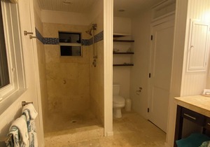 3b/3b, whole house generator, 238 steps to Coco Bay. Sleeps 4-6-8. City water.