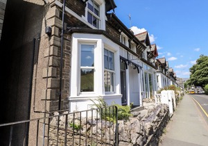 8 WATERHEAD TERRACE, family friendly in Ambleside