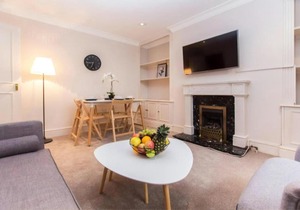 Ifield B · Delightful Apartment with Own Patio, Earls Court