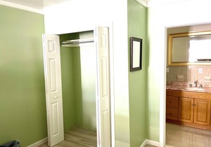 Queen apartment with generator, washing machine and yard for relaxation